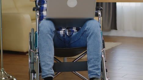 hombre de negocios en silla de ruedas