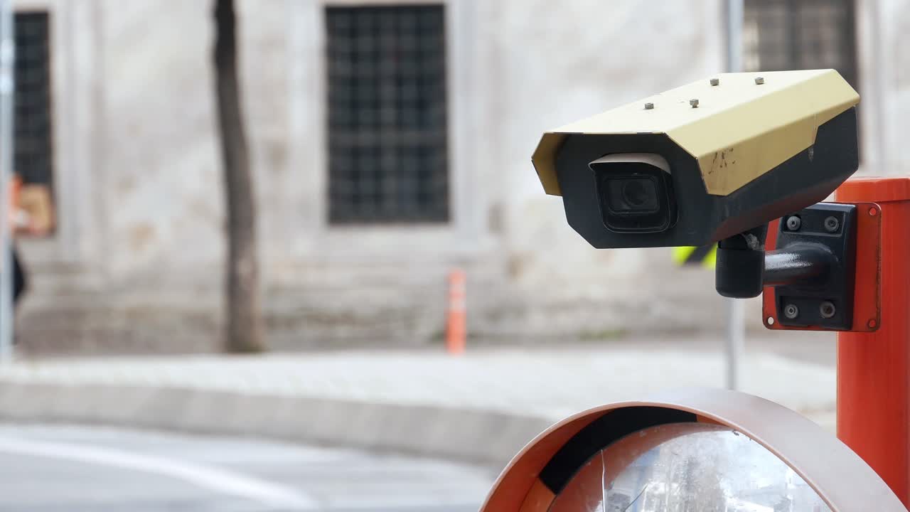 Telecamera per il traffico su una strada cittadina