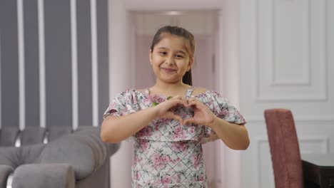 Niña-India-Feliz-Mostrando-El-Símbolo-Del-Corazón