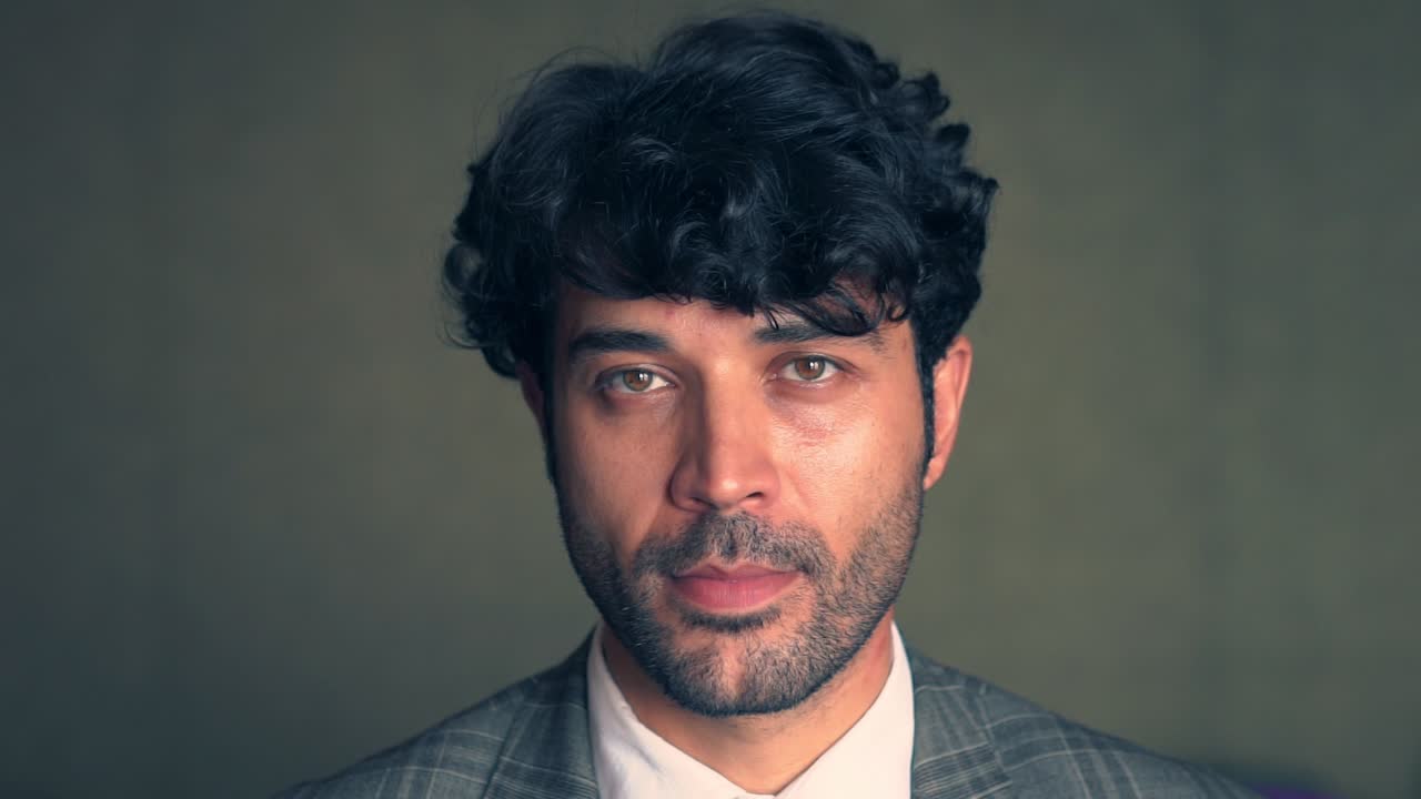 Primo piano di un giovane uomo mediorientale.