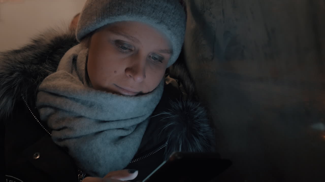 mujer pasando el tiempo con el móvil durante el viaje nocturno en autobús