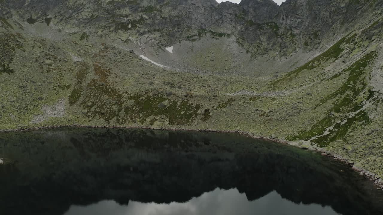 maravillosa vista de la cordillera cerca de la cascada skok y hruby vrch high tatras en eslovaquia - tiro rodante