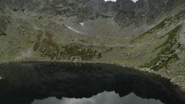 Splendida vista di una catena montuosa vicino alla cascata Skok e Hruby Vrch negli Alti Tatra in Slovacchia - Ripresa in movimento