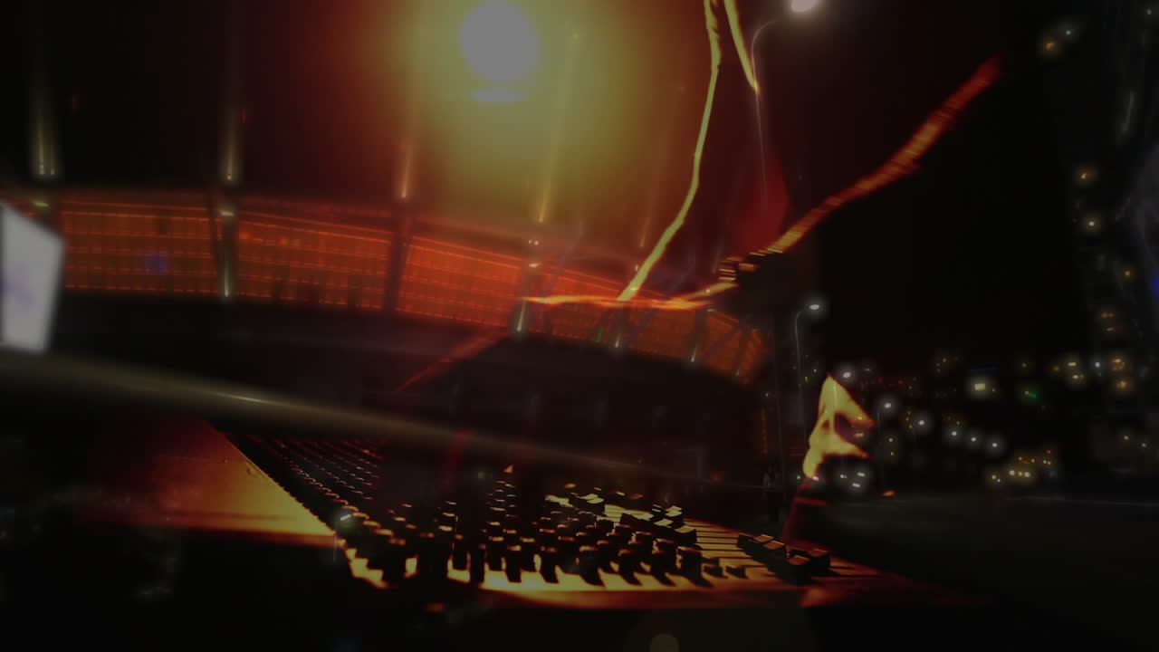 어두운 배경 위의 디지털 데이터 처리 애니메이션으로 키보드에서 손으로 타이핑