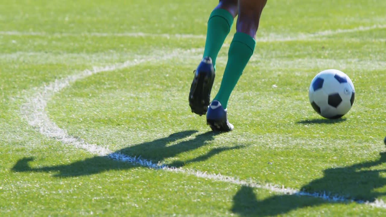 Pemain sepak bola mengoper bola saat berlatih 4k