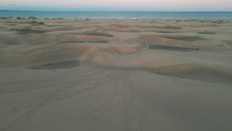 Impresionante-Toma-Aérea-De-Dunas-De-Arena-En-La-Playa-De-Gran-Canaria-En-Un-Buen-Día