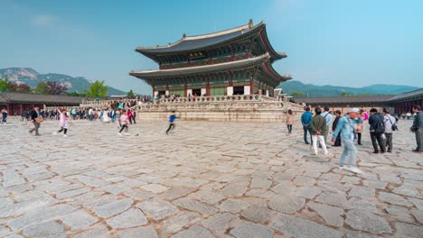 hiperlapso del palacio de gyeongbokgung con cielo azul y nubes en la ciudad de seúl, corea del sur.