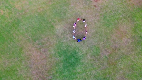 niños jugando en el parque