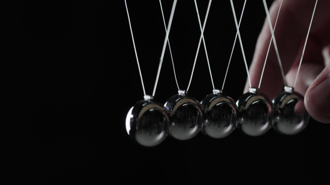 뉴턴의 요람에 있는 공이 서로 충돌하여 에너지 보존 법칙 1 입증