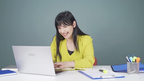 Frau-Chattet-Auf-Laptop.