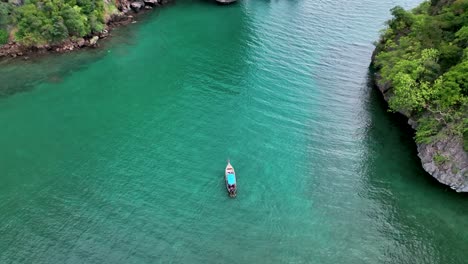 Longtail-Boat-On-Turquoise-Waters-Of-Tonsai-Beach-Near-Krabi-In-Ao-Nang,-Thailand