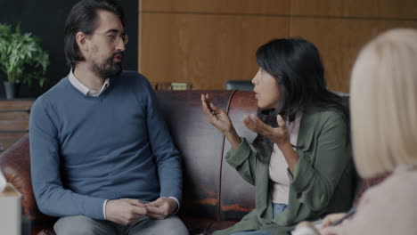 en una sesión de terapia de pareja