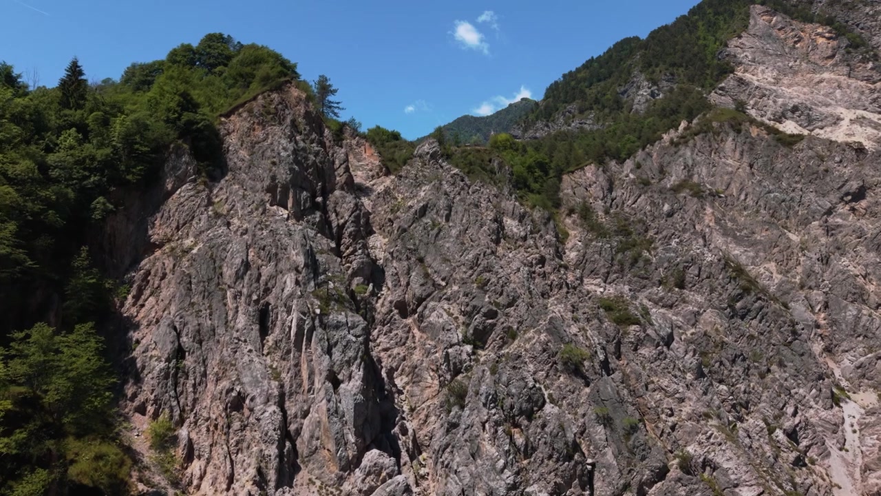 Ripide scogliere rocciose nel Parco Naturale Dolomiti Friulane. Panorami montani suggestivi con vegetazione. Vista aerea.
