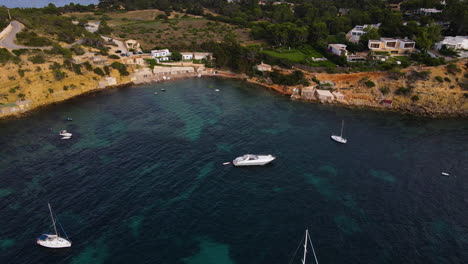 veleros y yates flotando en el mar cerca de la isla de ibiza en españa