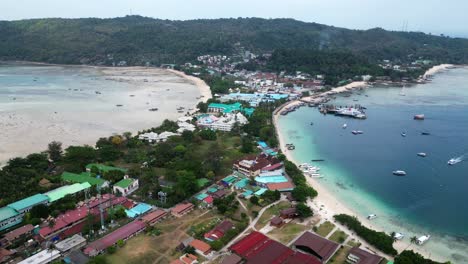 Vista-Aérea-Estática-De-La-Playa-De-Ton-Sai-Y-Loh-Dalum-En-La-Isla-Phi-Phi-Durante-La-Marea-Baja.