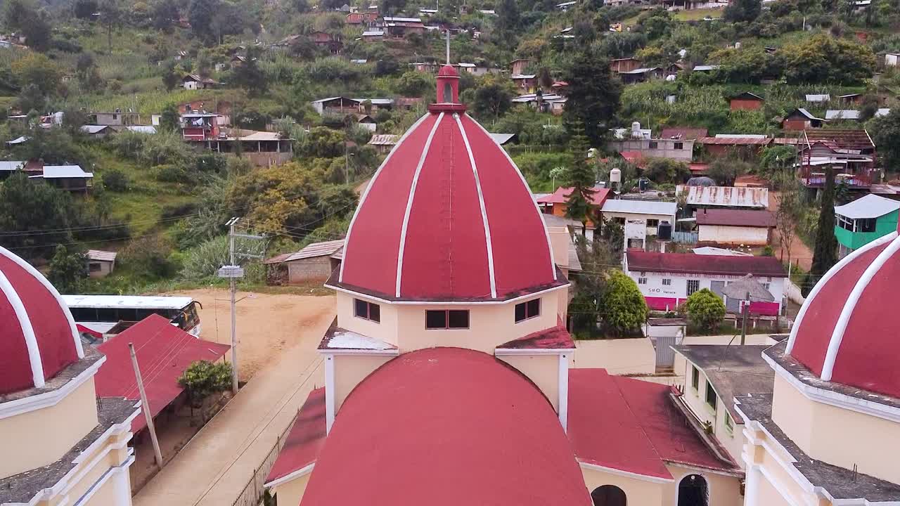 imágenes de un avión no tripulado de una iglesia en un pueblo remoto rodeado de montañas en oaxaca, méxico