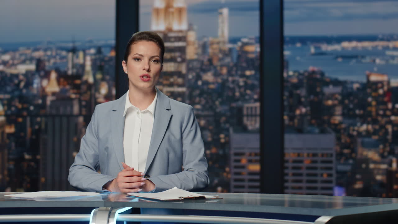 presentadora de noticias mujer terminando las noticias en closeup de la noche de la televisión. presentadora sonriente diciendo adiós