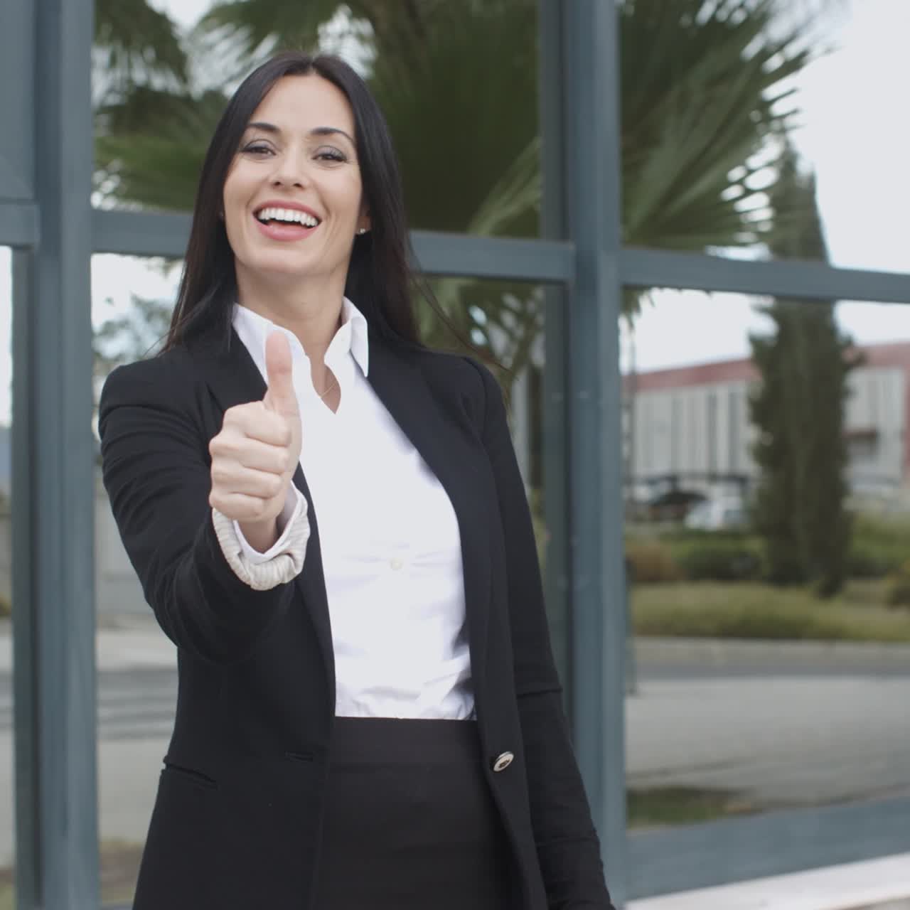 exitosa joven empresaria motivada