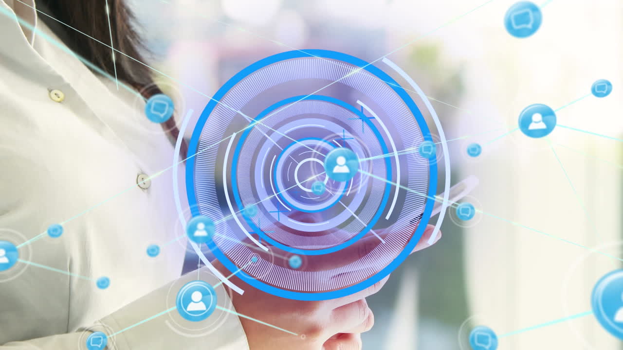 스마트폰을 사용하는 미소 짓는 아시아 사업가 여성에 연결되는 사람들과 미래의 인터페이스 아이콘