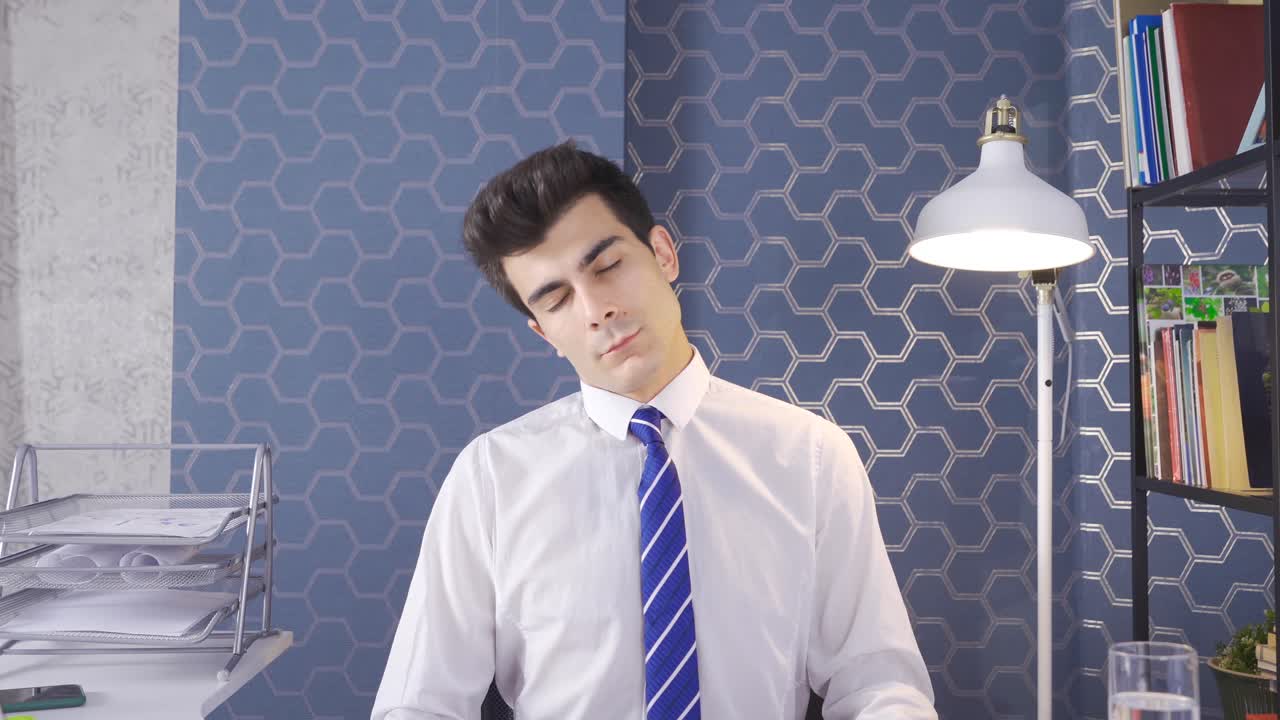 긴장을 풀어주는 운동을 하는 사무직 노동자.