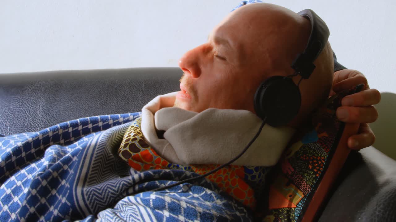 헤드폰 4k로 음악을 듣는 남자