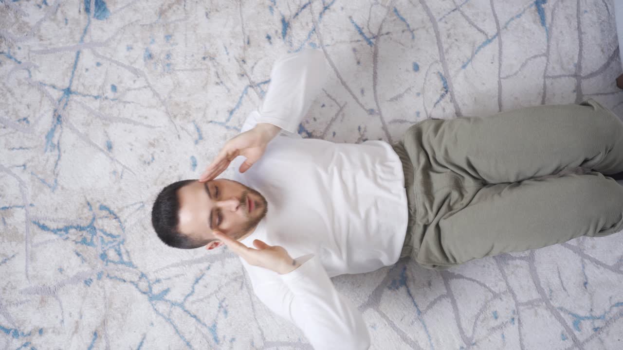 집에서 앉아서 훈련하는 젊은 운동선수입니다.