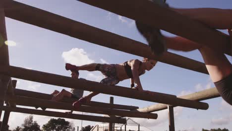 jóvenes adultos entrenando en un campamento de gimnasia al aire libre