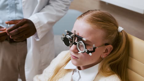 niña haciendo un examen de ojos.