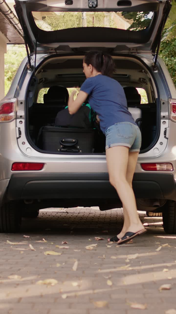 Coppia che prepara i bagagli nel bagagliaio dell'auto per un viaggio