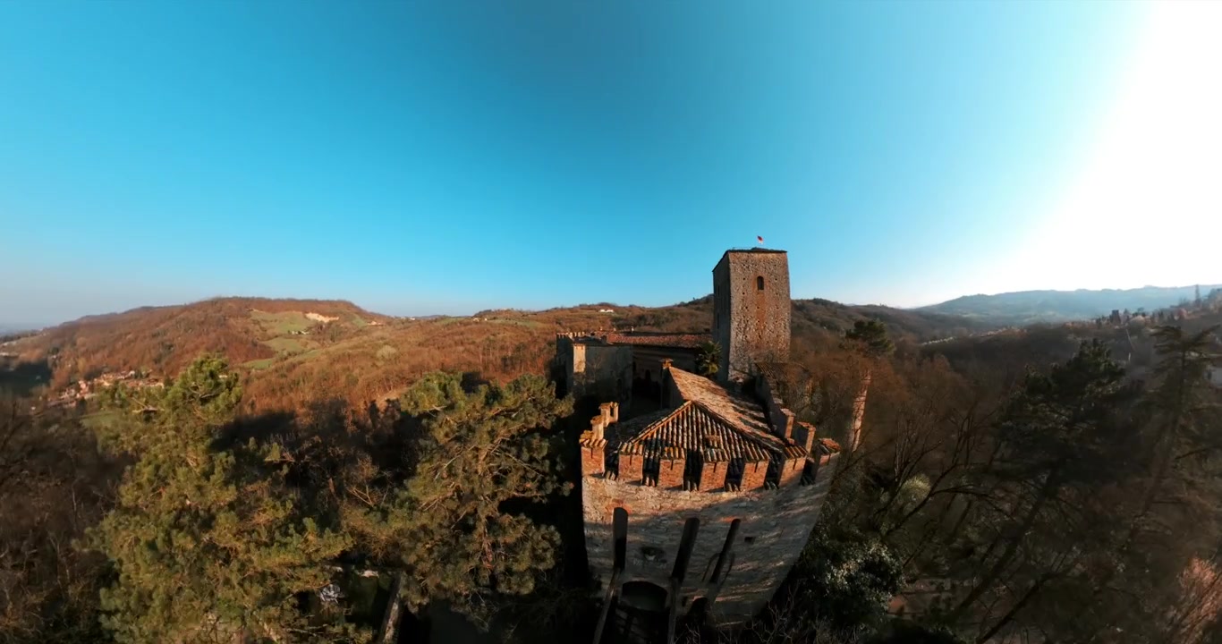 Castello medievale circondato da una foresta autunnale a Piacenza, Italia. Vista aerea con drone.