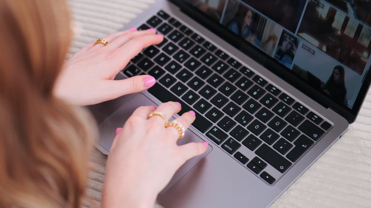 mujer joven acostada en el sofá y navegando en su cuaderno de cerca