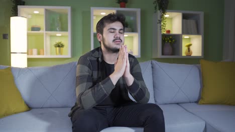 un joven cristiano orando a dios en su casa.