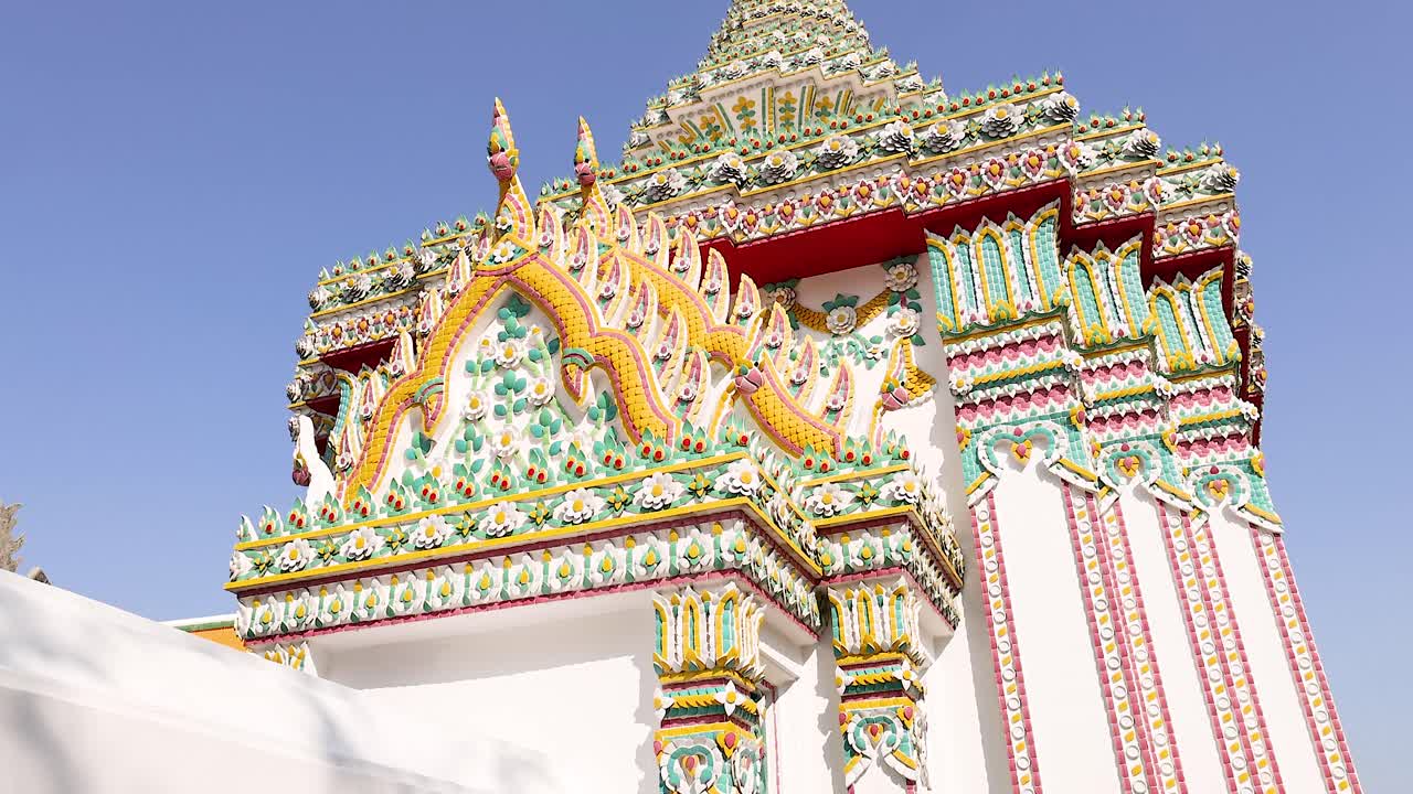 la intrincada arquitectura del templo bajo un cielo azul claro