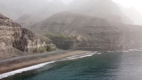 Vista-Aérea-De-La-Playa-De-Gui-Gui,-Las-Palmas-De-Gran-Canaria-Durante-Calima,-Imágenes-De-Drones-De-4k-9