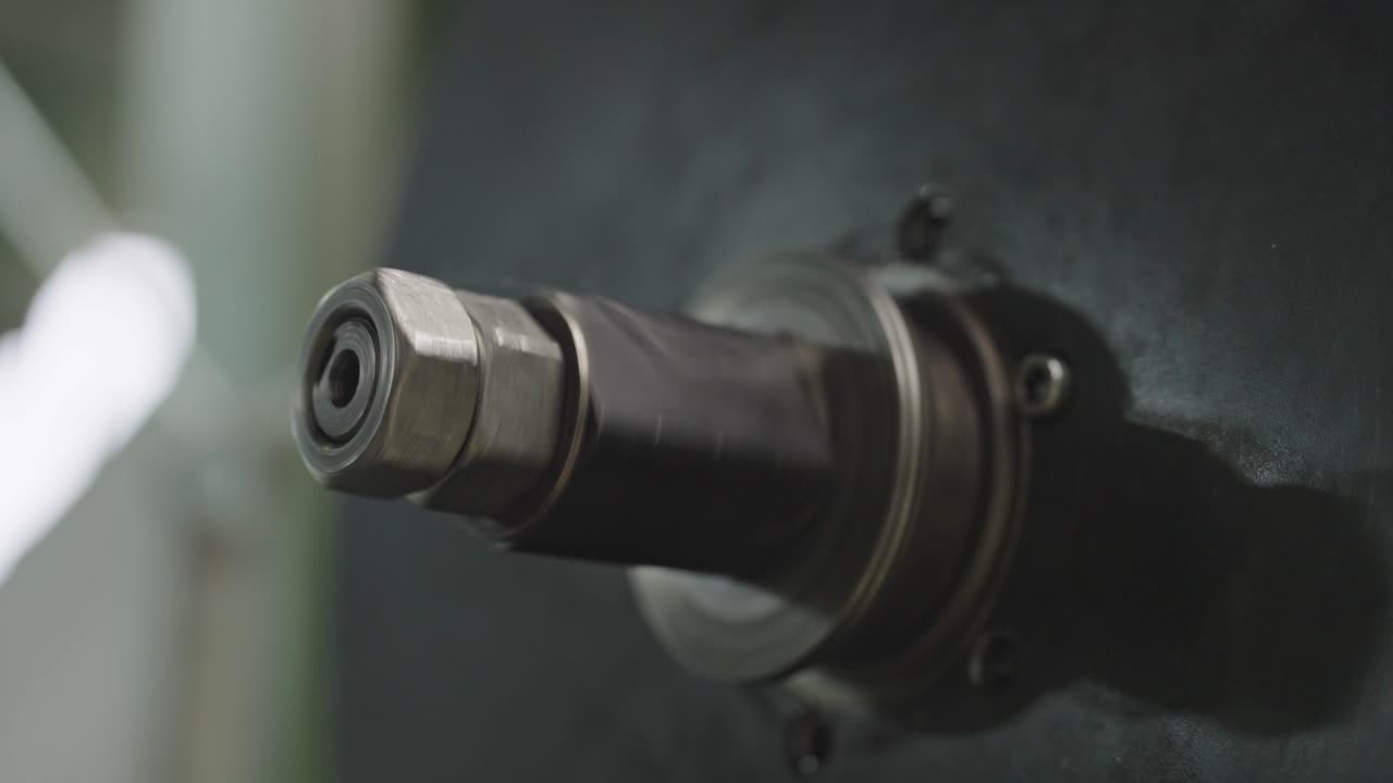 en la máquina en la fábrica girar alrededor de la rueda