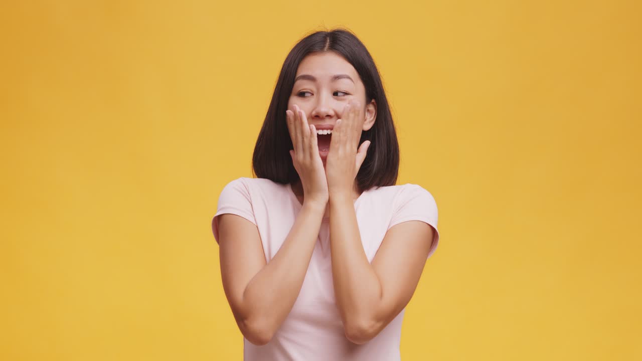 놀란 아시아 여성