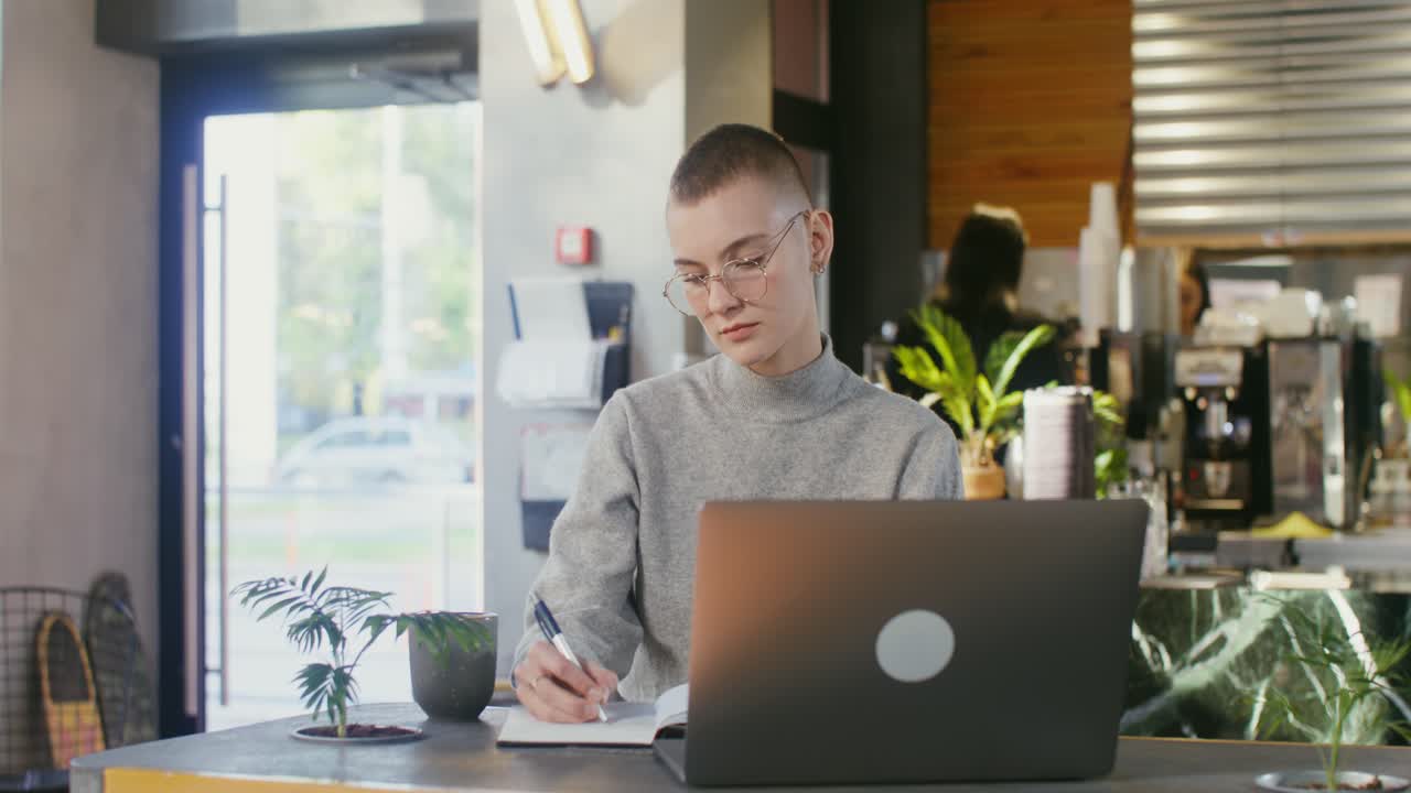 Donna che lavora in un caffè moderno