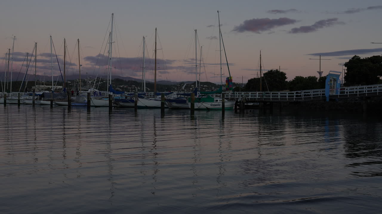 волны медленно качаются над водой залива эванс в веллингтоне, новая зеландия.