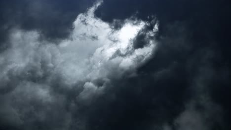 tormenta que ocurre entre nubes oscuras y claras