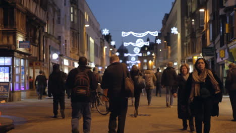 Tiendas-En-El-Centro-De-La-Ciudad-De-Oxford-Con-Adornos-Navideños.