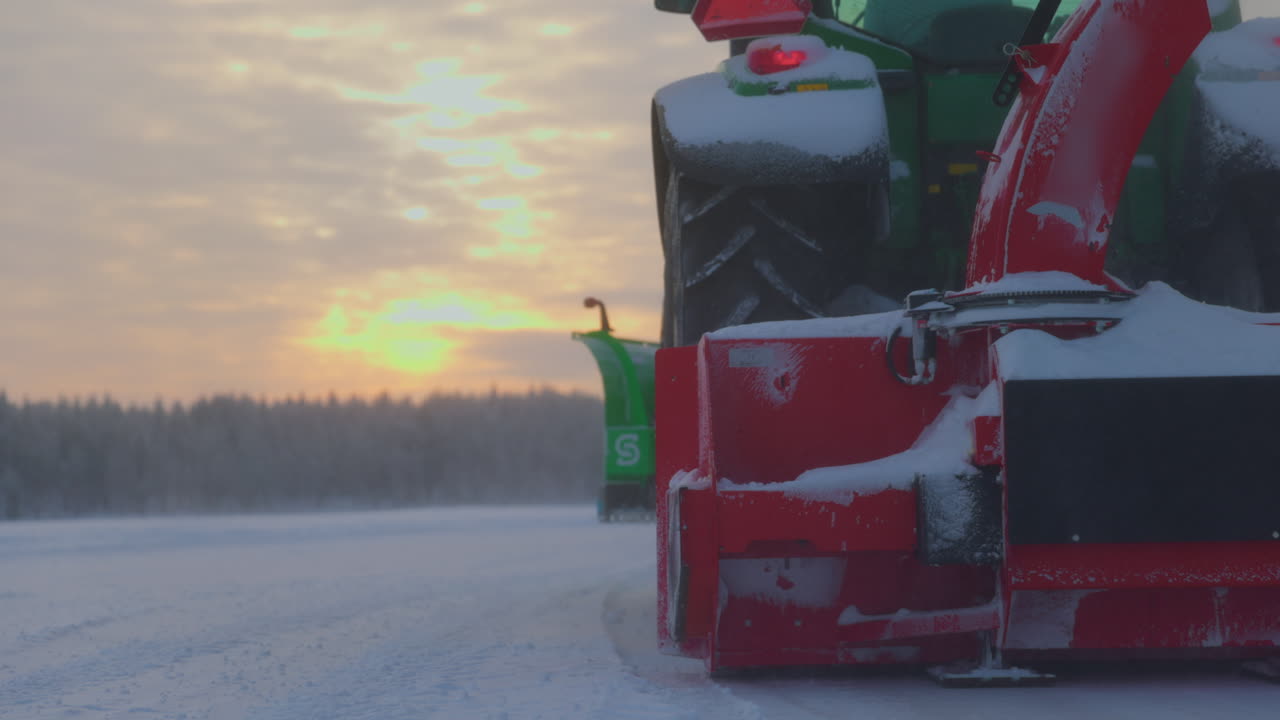트랙터 눈 송풍기 청소 norbotten 스웨덴 얼음 트랙 눈 더미 일출, 낮은 각도
