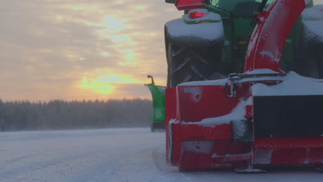 Soplador-De-Nieve-Del-Tractor-Despejando-Norbotten-Suecia-Ice-Track-Ventisquero-Al-Amanecer,-ángulo-Bajo