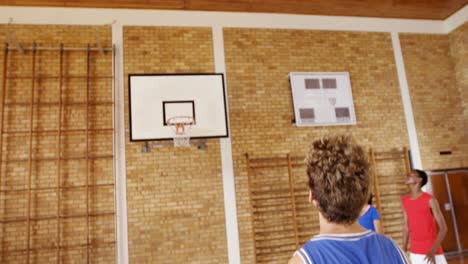 Highschool-Kinder-Spielen-Basketball