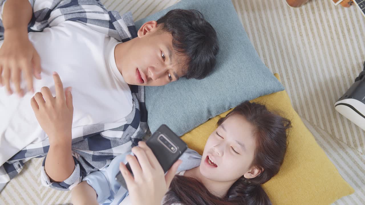 십대들이 휴식을 취하고 스마트폰을 사용하고 있습니다.