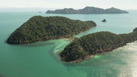 Imágenes-De-Drones-En-órbita-Lenta-Gran-Angular-De-Hermosas-Islas-Tropicales-Con-Barra-De-Arena-De-Playa-De-Arena-Blanca-En-El-Golfo-De-Tailandia