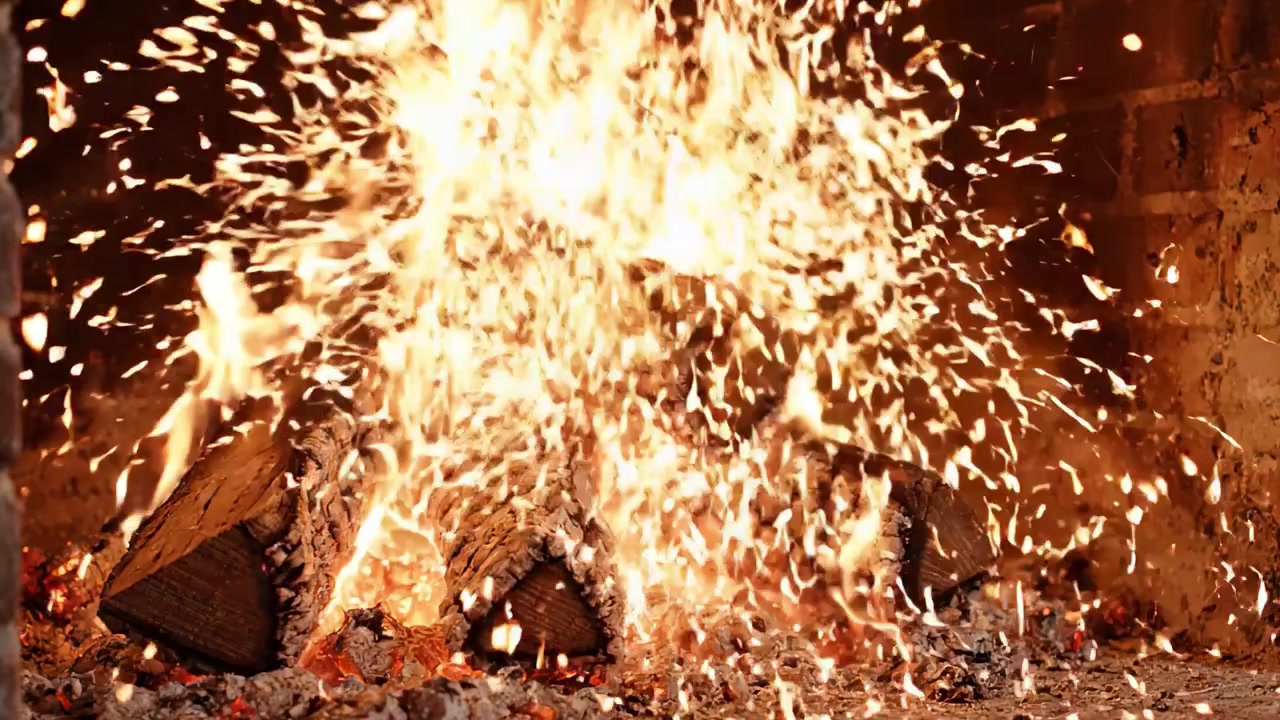 Fiamme affascinanti danzano sui ceppi in un accogliente caminetto: uno spettacolo ipnotizzante di calore e comfort perfetto per qualsiasi serata fredda.