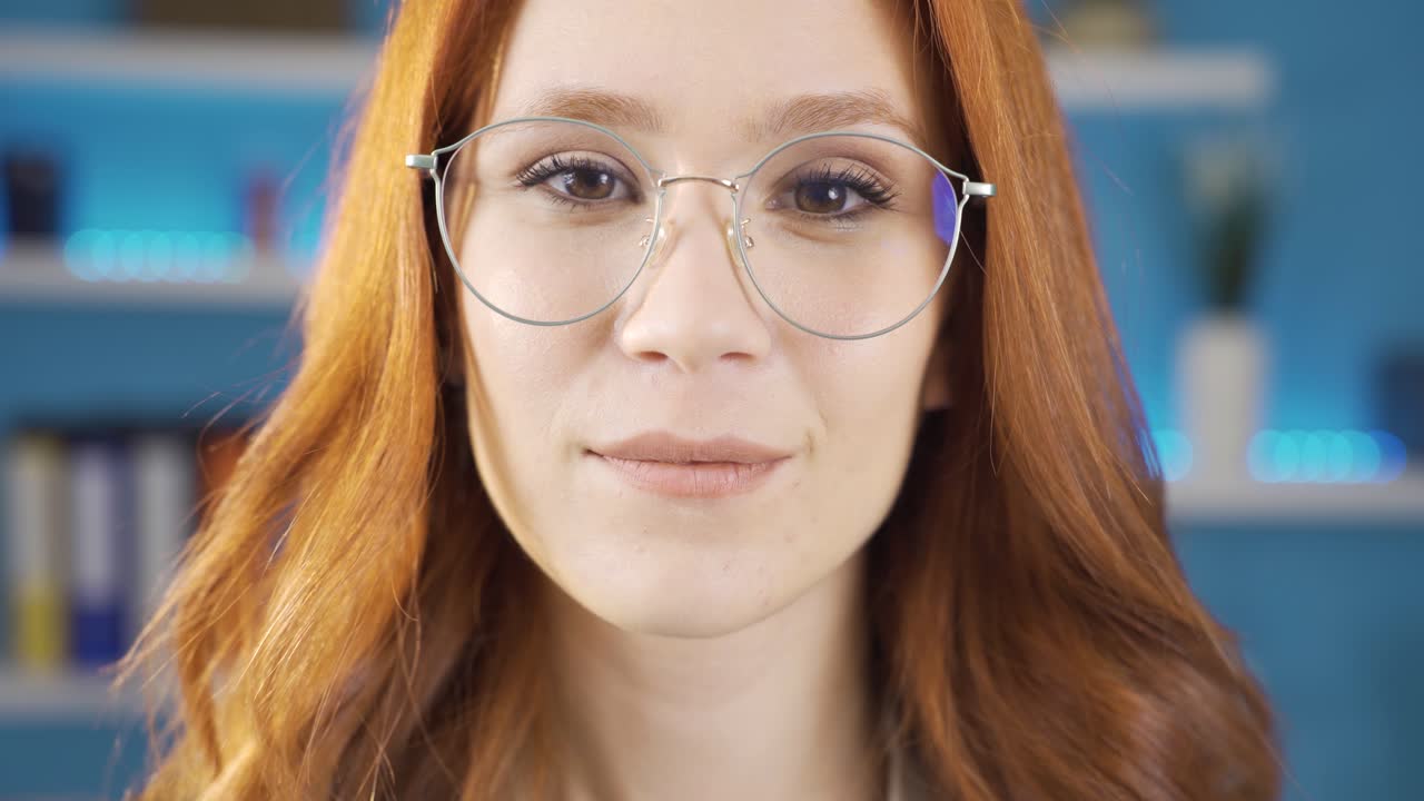 Glückliche Geschäftsfrau lächelt in die Kamera. Lächelnde Geschäftsfrau