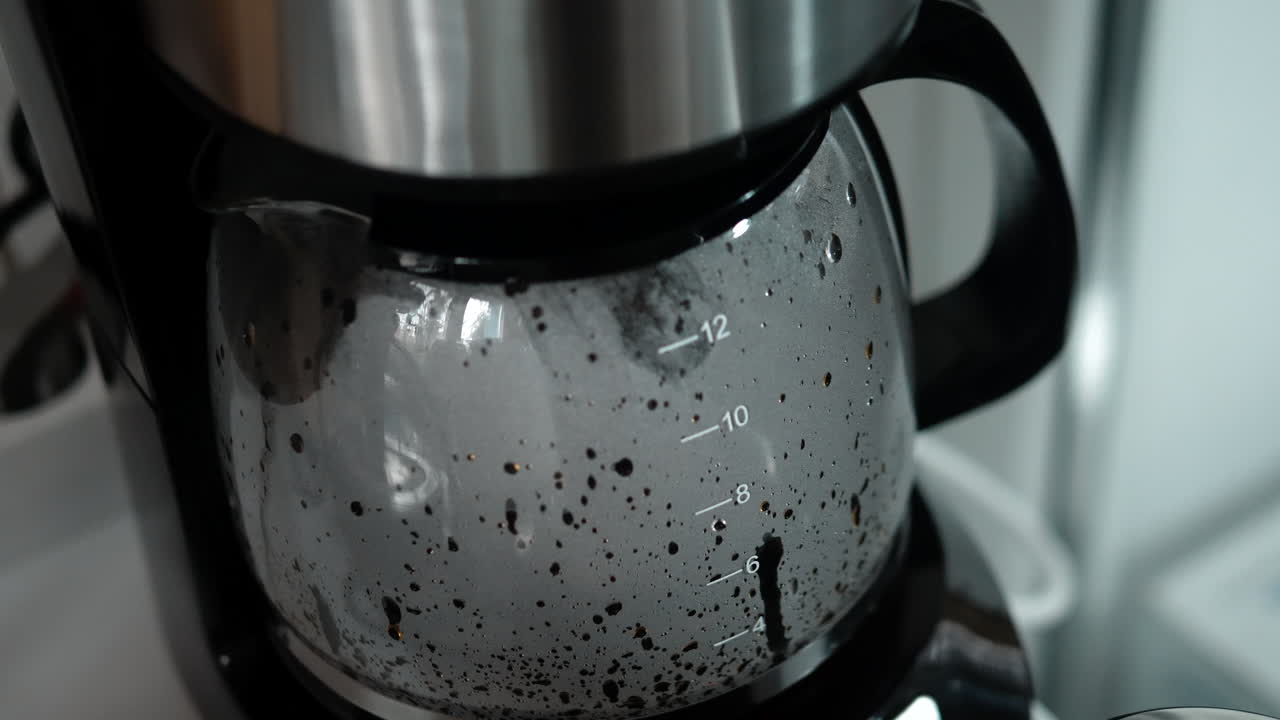 una maquina de cafe haciendo cafe