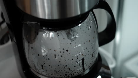 커피를 만드는 커피 머신