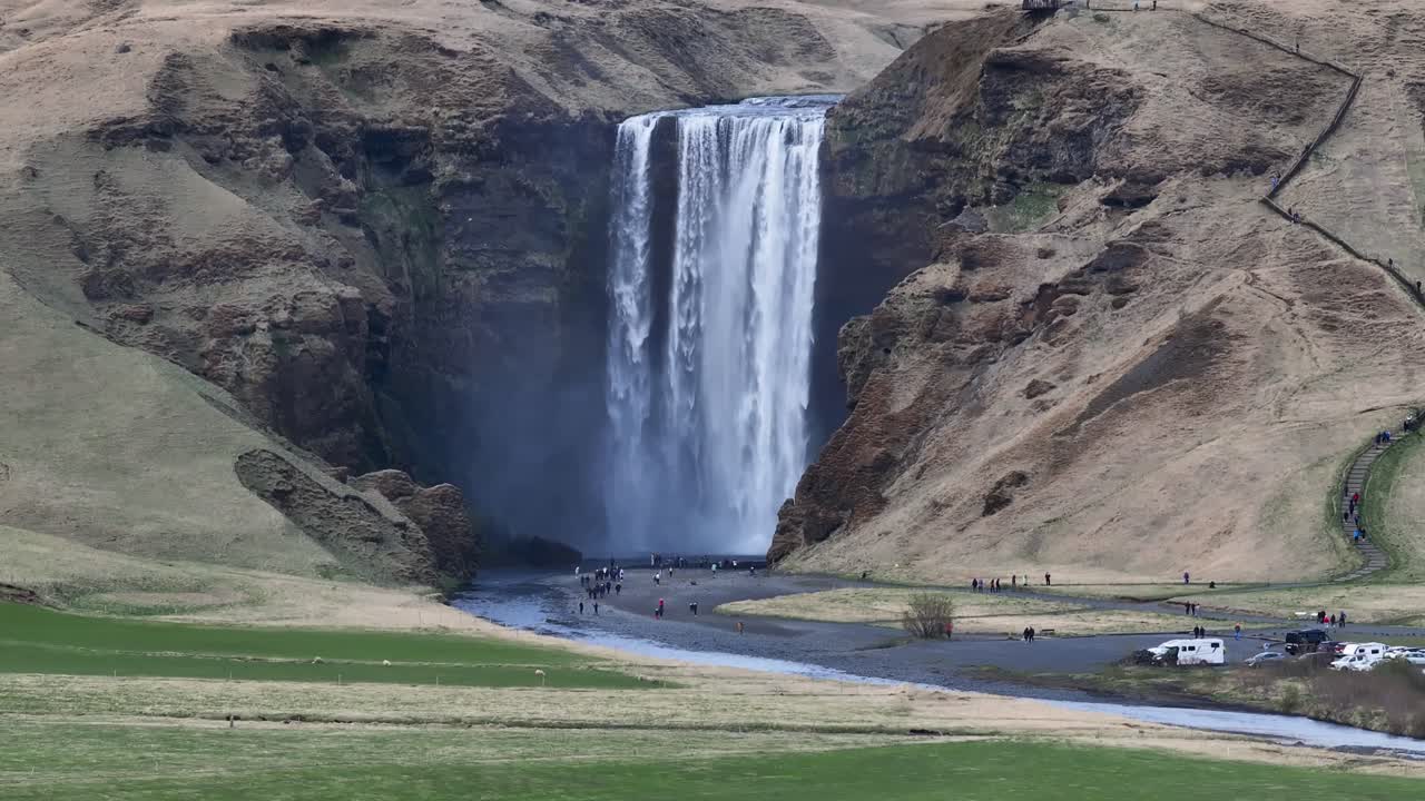 en el corazón del escarpado paisaje de islandia, la cascada de skogafoss se erige como un espectáculo impresionante, atrayendo un flujo constante de visitantes